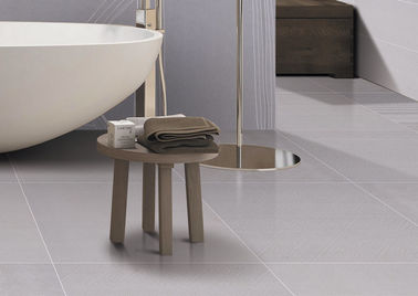 Płytka ceramiczna do dywanów z suchej glazury atramentowej, płytki podłogowe do sypialni 600 * 600 mm Rozmiar jasnoszary kolor