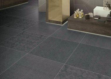 Popularna plamoodporna płytka ceramiczna dywanowa 600x600 MM Odporna na mróz Super czarny kolor Rozmiar 24x24 '