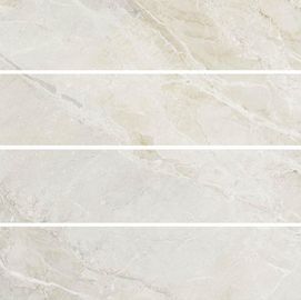 Polerowana płytka porcelanowa o wymiarach 60x120 cm o wyglądzie marmuru o grubości 12 mm