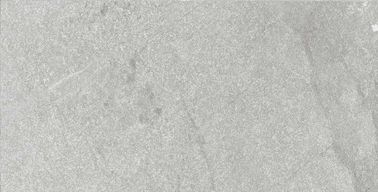 Rozmiar 400 * 800 mm Wewnętrzne płytki porcelanowe / Jasnoszary kolor Zewnętrzne płytki ścienne