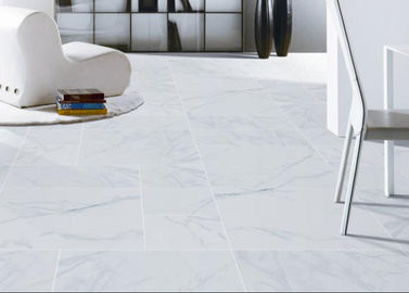 Nowoczesne ceramiczne płytki podłogowe z efektem marmuru Współczynnik absorpcji mniej niż 0,05% Płytka porcelanowa 24x48