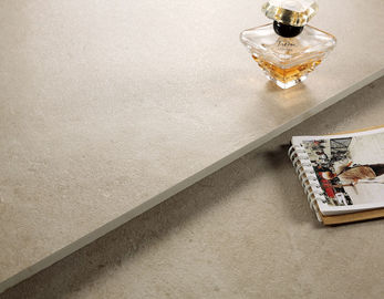 Szpitalne półpolerowane glazurowane płytki porcelanowe Szorstkie teksturowane beżowe płytki porcelanowe w pomieszczeniach