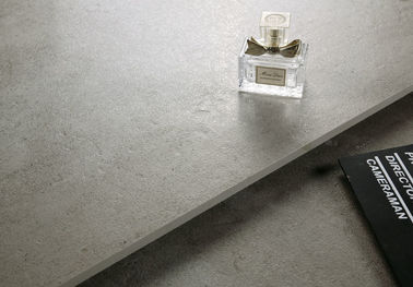 Antypoślizgowe zewnętrzne półpolerowane porcelanowe rustykalne płytki podłogowe 24 '' * 24 '' Rozmiar jasnoszary kolor