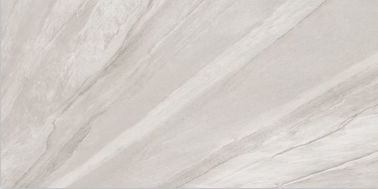 Trwałe ładowanie podłogowe Płytki porcelanowe o wyglądzie marmuru Jasnoszare ceramiczne płytki podłogowe