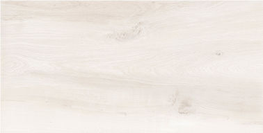 Cienka polerowana płytka porcelanowa o wymiarach 600x1200 marmurowa z drewnem